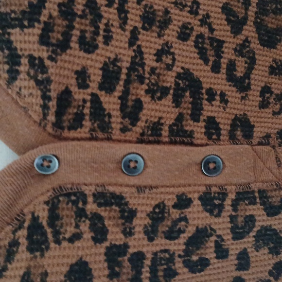 Time and Tru leopard print long sleeve - Picture 3 of 9